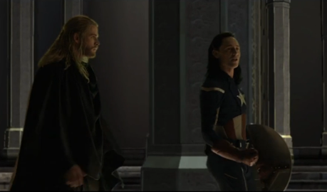 Loki vestido como el Capitán América en Thor:  Dark World Bonus