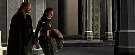 Loki vestido como el Capitán América en Thor:  Dark World Bonus