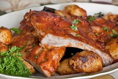 COSTILLAS AL HORNO EN SALSA BARBACOA CON PATATAS ASADAS