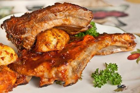 COSTILLAS AL HORNO EN SALSA BARBACOA CON PATATAS ASADAS