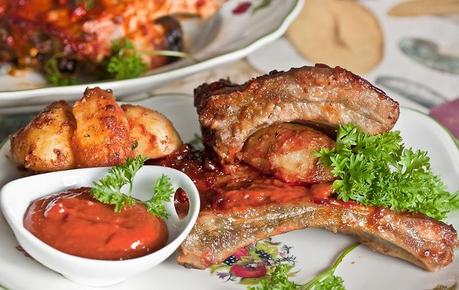 COSTILLAS AL HORNO EN SALSA BARBACOA CON PATATAS ASADAS