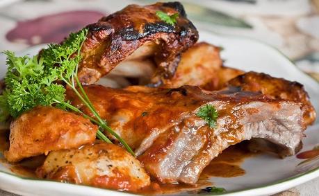 COSTILLAS AL HORNO EN SALSA BARBACOA CON PATATAS ASADAS
