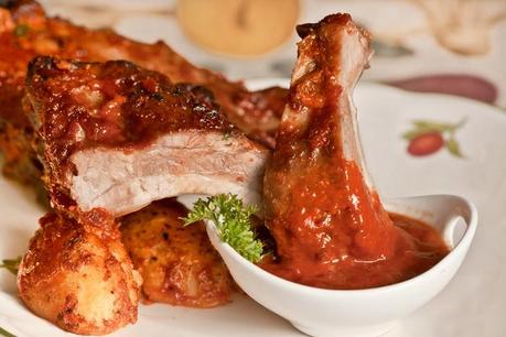 COSTILLAS AL HORNO EN SALSA BARBACOA CON PATATAS ASADAS