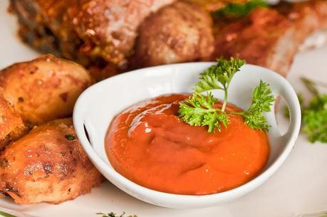 COSTILLAS AL HORNO EN SALSA BARBACOA CON PATATAS ASADAS