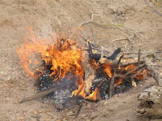 Hervir agua con una botella de plástico
