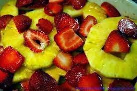 ZUMO DE PIÑA, FRESAS, LIMA Y MENTA