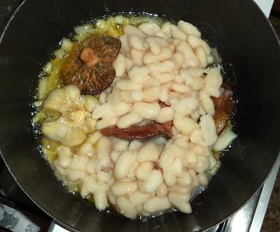 Guiso de Alubias con Cangrejo de Mar y Níscalos