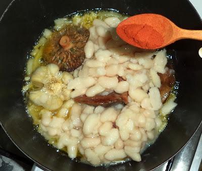 Guiso de Alubias con Cangrejo de Mar y Níscalos