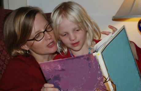 mama leyendo con su hija
