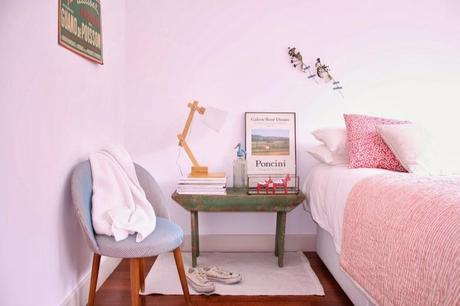 dormitorio-decorado-con-muebles-diferentes