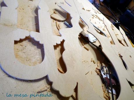 Una lámpara de madera