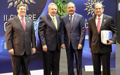 Danilo Medina es recibido por Raúl Castro.