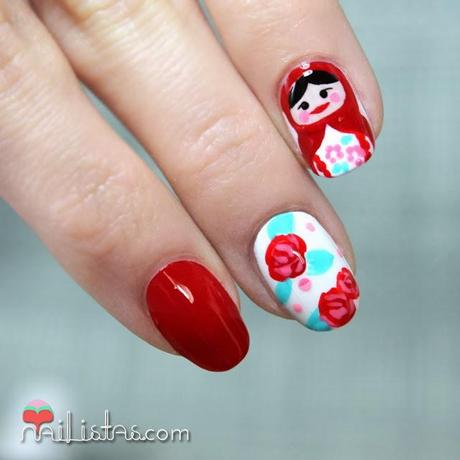 Uñas decoradas con Matrioska | Matryoshka nail art