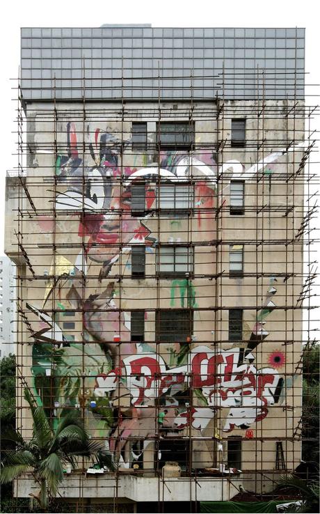 Los gigantescos collages de Alexandros Vasmoulakis.