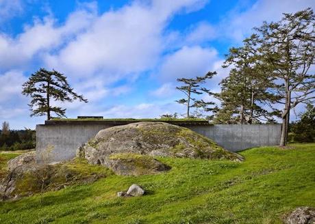 Una casa entre rocas en las islas San Juan (Washington)