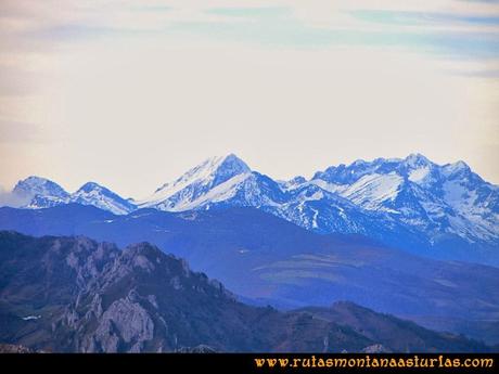 Vista de las montañas de Ubiña desde la Colladina