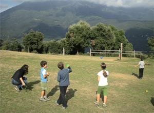 Niños jugando en el Parc Natural del Montseny