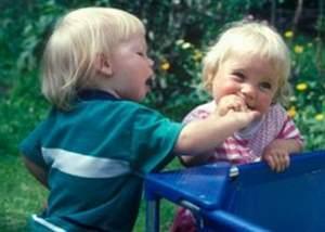 nino-muerde niño mordiendo