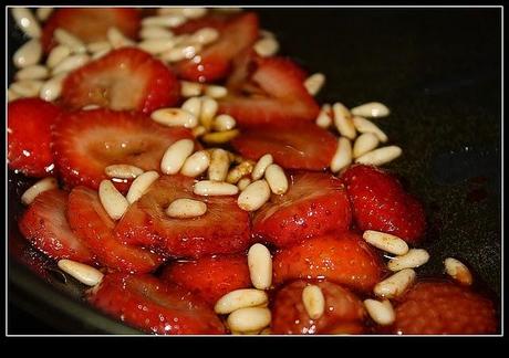 Ensalada de pasta con vinagreta de fresas y piñones