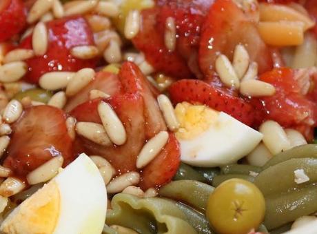 Ensalada de pasta con vinagreta de fresas y piñones