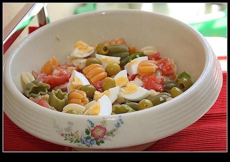 Ensalada de pasta con vinagreta de fresas y piñones