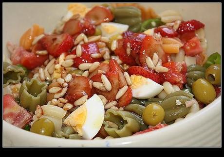 Ensalada de pasta con vinagreta de fresas y piñones
