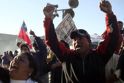 La tensa espera de “los 33” (mineros chilenos atrapados bajo tierra).