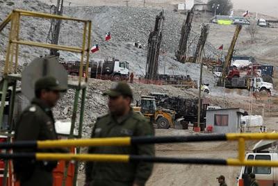 La tensa espera de “los 33” (mineros chilenos atrapados bajo tierra).