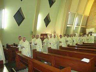 SACERDOTES, TESTIGOS DE LUZ