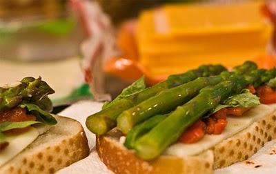 Espárragos y queso fundido