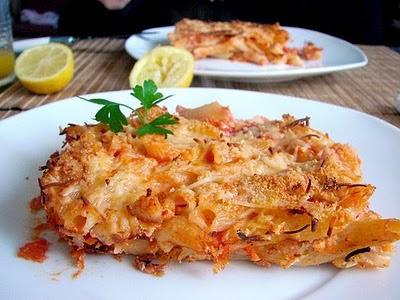 Macarrones con queso parmesano y atún