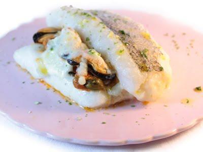 Merluza al horno con mejillones