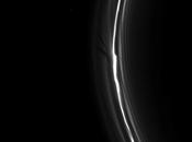 Imágen perturbaciones gravitacionales anillo Saturno