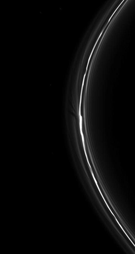 Imágen de las perturbaciones gravitacionales en el anillo F de Saturno