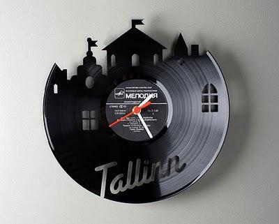 RELOJES HECHOS CON  VINILOS