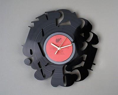 RELOJES HECHOS CON  VINILOS