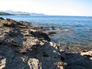 Vista desde la cala rocosa.