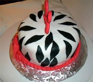 Bizcocho Zebra en pasta laminada de gelatina y decorado en pasta de goma.