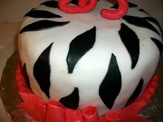 Bizcocho Zebra en pasta laminada de gelatina y decorado en pasta de goma.