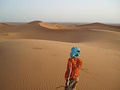 Touareg en las dunas de Erg Chebbi