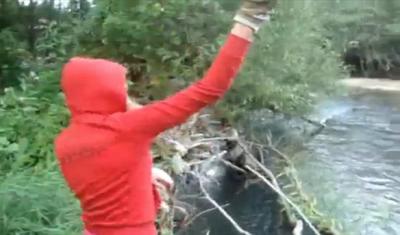 Buscan a la niña que lanza cachorros vivos en un río