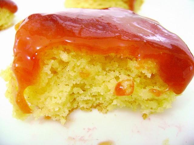 BOLINHO DE FUBÁ COM GOIABADA - pastel de harina de maíz con guayaba