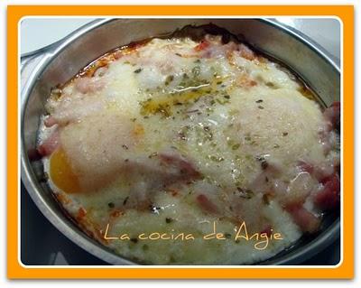 CAZUELITAS DE HUEVO, BEICON Y CHORIZO