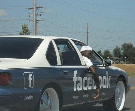 Un automovil de Facebook se pasea por las calles…