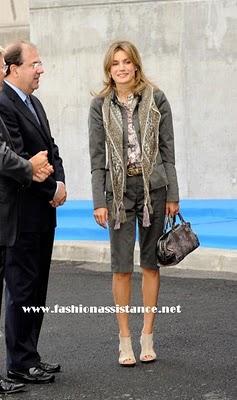 Dña. Letizia, con chaqueta y bermudas, visita el Grupo Siro en Segovia