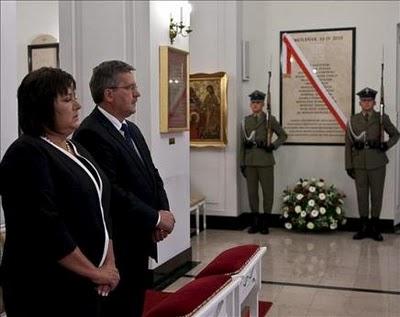 Colocan una nueva placa en memoria de los fallecidos en la tragedia de Smolensk