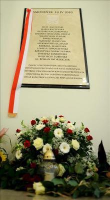 Colocan una nueva placa en memoria de los fallecidos en la tragedia de Smolensk