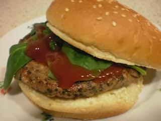 HAMBURGUESA DE CORDERO CON RAS AL HANOUT Y COMINO, ADEREZADA CON SALSA DE YOGUR