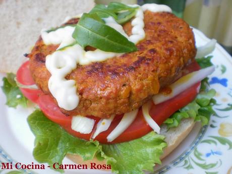 HAMBURGUESA DE CORDERO CON RAS AL HANOUT Y COMINO, ADEREZADA CON SALSA DE YOGUR