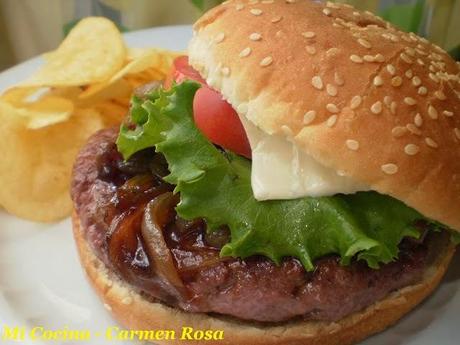 HAMBURGUESA DE CORDERO CON RAS AL HANOUT Y COMINO, ADEREZADA CON SALSA DE YOGUR